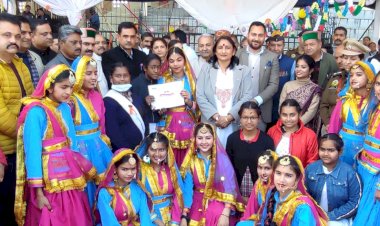 हमीरपुर में संजय अवस्थी ने फहराया तिरंगा, परेड की सलामी ली