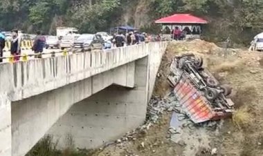 अनियंत्रित होकर सड़क से नीचे लुढ़का सीमेंट से लदा ट्रक, चालक समेत 3 जख्मी