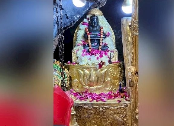 प्रसिद्ध सिद्धपीठ दियोटसिद्ध में पंजाब के एक श्रद्धालु ने ढाई किलो के सोने का सिंहासन किया दान