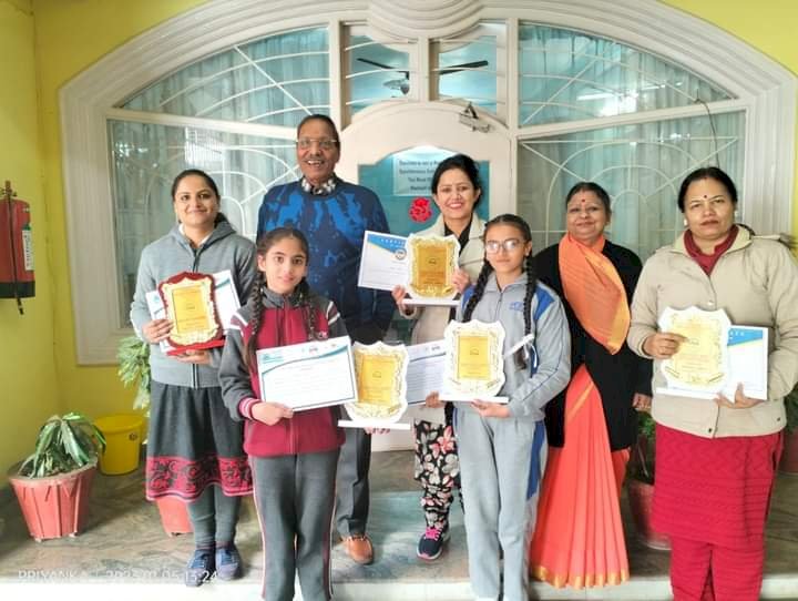एवीएन स्कुल की नैशनल में दोनों छात्रायें करेंगी अहमदाबाद में हिमाचल का प्रतिनिधित्व  -मंडी मेँ आयोजित राज्यस्तरीय साइंस कांग्रेस में प्रोजैक्ट रिपोर्ट में दोनो ने जीता प्रथम पुरस्कार