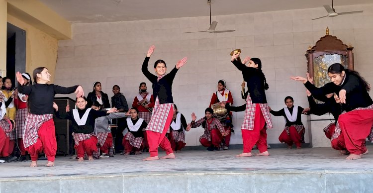 गणतंत्र दिवस सांस्कृतिक कार्यक्रमों की रिहर्सल के दौरान खूब थिरके विद्यार्थी
