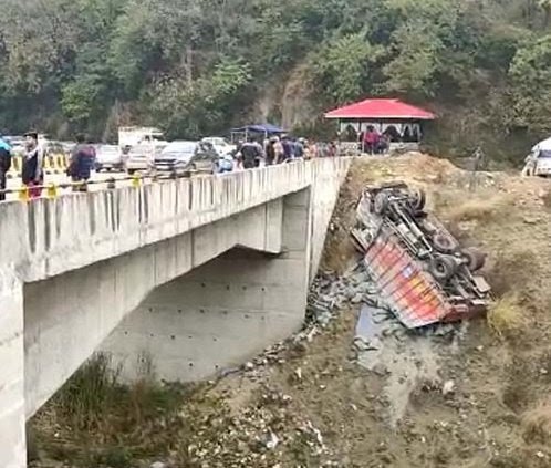 अनियंत्रित होकर सड़क से नीचे लुढ़का सीमेंट से लदा ट्रक, चालक समेत 3 जख्मी