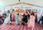 ए.वी.एन स्कु ल की विदाई पार्टी में थिरके छात्र