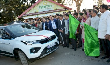 मुख्यमंत्री ने परिवहन विभाग के वाहनों को हरी झंडी दिखाकर रवाना किया