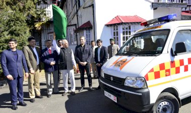 राज्यपाल ने एम्बुलेंस को हरी झंडी दिखाकर रवाना किया