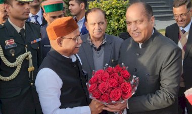 नवनियुक्त राज्यपाल शिव प्रताप शुक्ला का राजभवन पहुंचने पर स्वागत किया