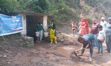 कै च रेन कार्यक्रम के तहत खानदा गांव में ग्रामीणों ने बावड़ी सफ ाई की