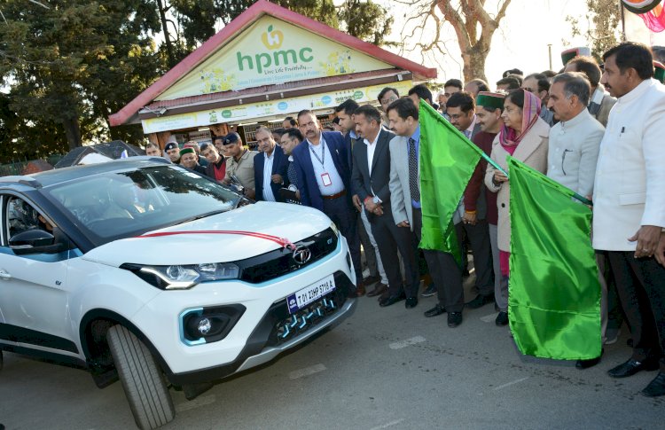 मुख्यमंत्री ने परिवहन विभाग के वाहनों को हरी झंडी दिखाकर रवाना किया