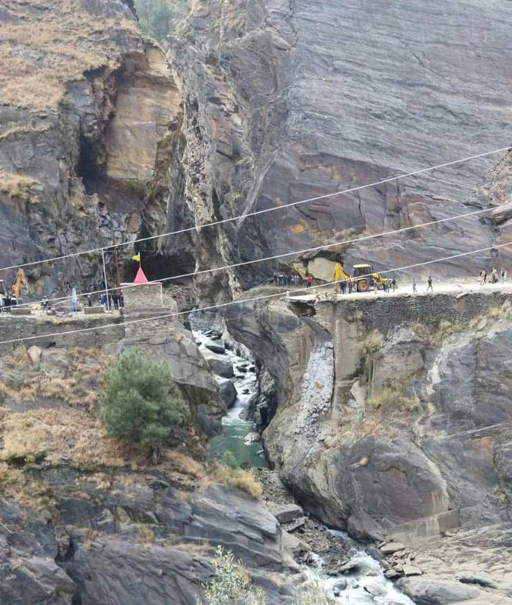 राष्ट्रीय राजमार्ग 154-ए पर भूस्खलन के कारण लूंणा पुल हुआ क्षतिग्रस्त  उपायुक्त डीसी राणा ने मौके का लिया जायजा