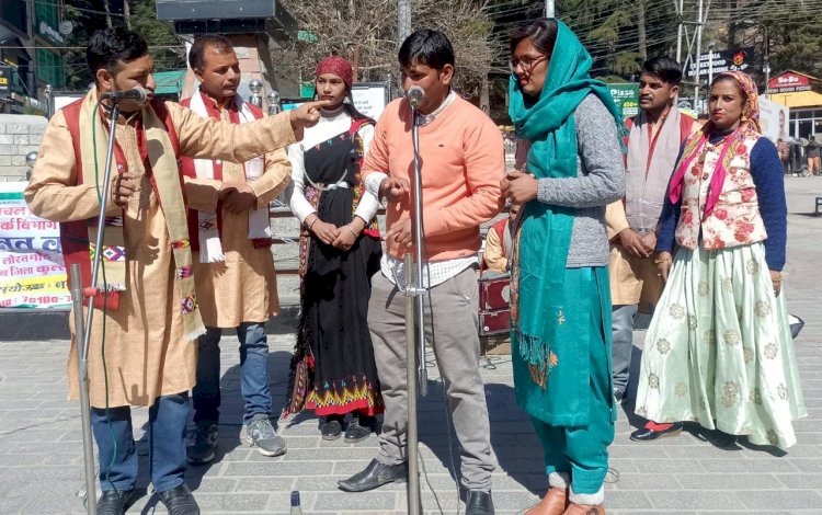 नाटक व गीत-संगीत से कलाकारों ने सरकार की योजनाओं की दी जानकारी