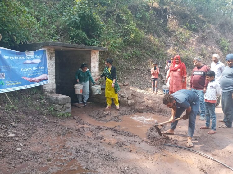 कै च रेन कार्यक्रम के तहत खानदा गांव में ग्रामीणों ने बावड़ी सफ ाई की