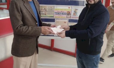 वरिष्ठ नागरिक प्रभात कुमार को पुरस्कार राशि का चैक देते  पोस्टमास्टर