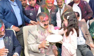 मुख्यमंत्री ने शिमला में नागरिकों के साथ होली खेली।