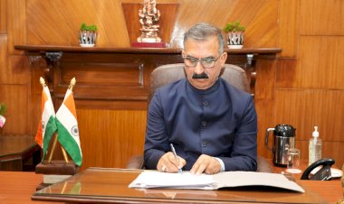 मुख्यमंत्री ठाकुर सुखविंदर सिंह सुक्खू  बजट  को अंतिम रूप देते हुए।