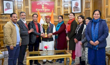 अखिल भारतीय सिविल सेवा कबड्डी प्रतियोगिता की विजेता टीम राज्यपाल से मिलीं