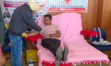 बलिदान दिवस पर रक्त दान शिविर का आयोजन, डीसी ने स्वयं रक्तदान कर अन्यों को किया प्रेरित बोले...जीवन का पुण्य है रक्तदान