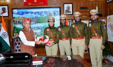 भारतीय पुलिस सेवा के परिवीक्षाधीन अधिकारियों ने राज्यपाल से भेंट की