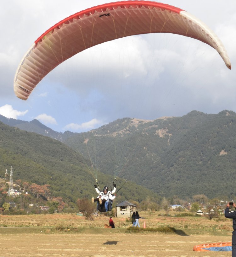 साहसिक पर्यटन हब बनेगा कांगड़ा जिला पैराग्लाइडिंग गतिविधियों को मिलेगी नई उड़ान