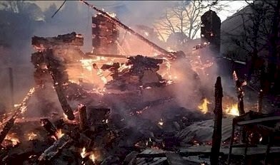 सराज की ड्रशी गांव में भीषण अग्निकांड में तीन मकान व दो गोशालाएं जलकर राख