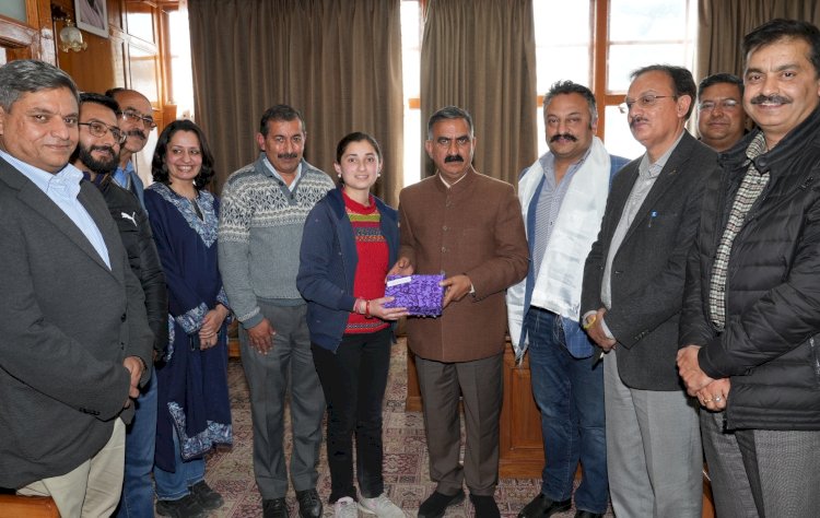 मुख्यमंत्री ने युवा संसद प्रतियोगिता में विजेता आस्था शर्मा को सम्मानित किया