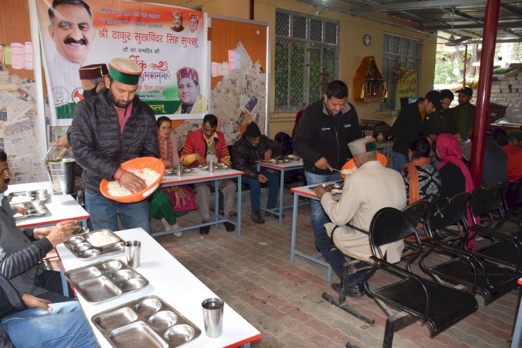 कुल्लू अस्पताल  में भोजन...... वितरण युवा कांग्रेस ने मनाया मुख्यमंत्री का जन्मदिन