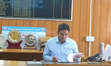 हेमराज बैरवा ने संभाला हमीरपुर के उपायुक्त का कार्यभार...... कार्यभार संभालने के बाद एडीसी और अन्य अधिकारियों से लिया योजनाओं का फीडबैक
