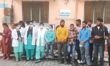 सरकार मेडिकल कॉलेज के 100 आउटसोर्स कर्मियों दिखाया   बाहर का रास्ता...... -सेवाएं समाप्त करने का जताया विरोध, पिछले 3 माह से कई कर्मचारियों को नहीं मिला वेतन