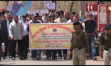 OROP पार्ट-2 में विसंगतियों को लेकर नाहन में सड़कों पर उतरे पूर्व सैनिक......  DC के जरिए पूर्व सैनिकों ने प्रधानमंत्री और राष्ट्रपति को भेजा ज्ञापन