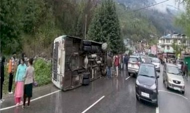 कुल्लू-मनाली हाईवे पर एचआरटीसी की बस दुर्घटनाग्रस्त, हादसे में कई यात्री चोटिल