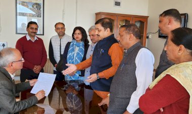 एक घर में 18 से 20 वोट बनाने का प्रयास कर रहे है कांग्रेस नेता : कश्यप..... भाजपा के बोट नही ले रहे और कांग्रेस बोरियों में भर के ला रही है वोट का आवेदन