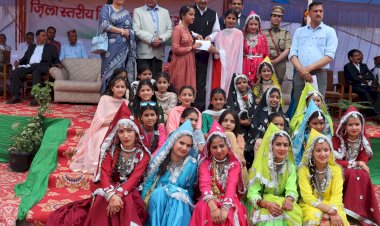 कुल्लू में मुख्य संसदीय सचिव संजय अवस्थी ने फहराया तिरंगा।  भव्य परेड की सलामी ली