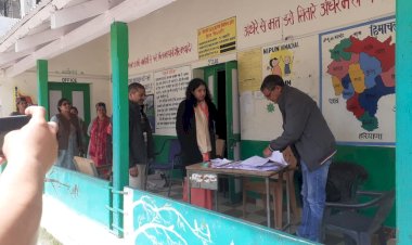 जिला निर्वाचन अधिकारी ने किया मतदान केंद्र खवांगी का निरीक्षण