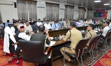 राज्यपाल ने की विकास कार्यों की समीक्षा...... विकास योजनाओं को निर्धारित समयावधि में पूरा करने के दिए निर्देश