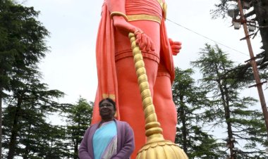 राष्ट्रपति  जाखू मंदिर में पूजा-अर्चना की.....