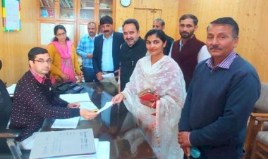 वंदना ठाकुर ने भाजपा के पक्ष में टूटू वार्ड से नामांकन वापिस लिया......