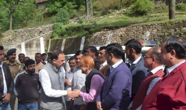 अधिकारी वर्ग जनता की समस्याओं का समय पर निपटारा करें-हर्षवर्धन ..... उद्योग मंत्री ने शिलाई के रोनहाट में 15 पंचायती की सुनी जनसमस्यायें