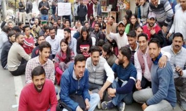 शिक्षक भर्ती के विरोध में सड़कों पर उतरे युवा, सरकार के खिलाफ की नारेबाजी