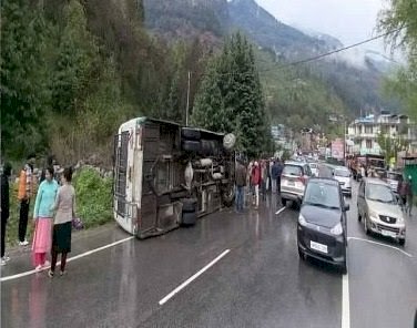 कुल्लू-मनाली हाईवे पर एचआरटीसी की बस दुर्घटनाग्रस्त, हादसे में कई यात्री चोटिल