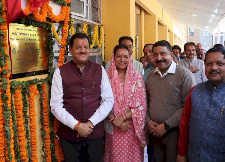 मुख्य संसदीय सचिव वन पर्यटन ऊर्जा व परिवहन सुंदर सिंह ठाकुर ने क्षेत्रीय अस्पताल कुल्लू के मुख्य द्वार के साथ किया मुफ्त व सस्ती दवाइयों की दुकानों का शुभारंभ ।
