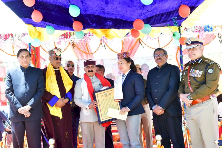 मुख्यमंत्री ने हिमाचल गौरव और प्रेरणास्रोत पुरस्कार प्रदान किए.....