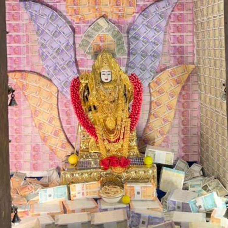 तमिल नव वर्षः 6 करोड़ के गहनों और कैश से देवी का श्रृंगार हुआ ...... कोयम्बटूर के कटूर अंबिगई  मुथुमरियम्मन मंदिर में