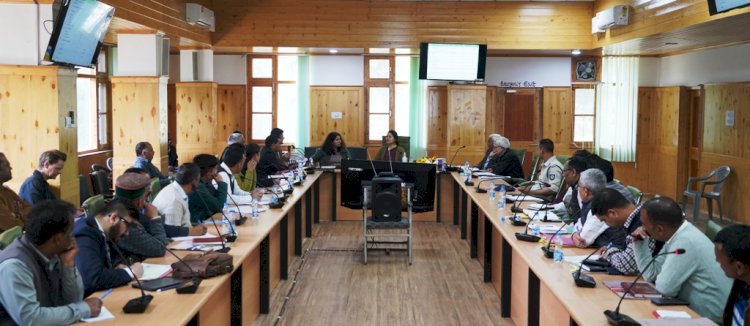 राष्ट्रीय अनुसूचित जनजाति आयोग की सचिव अलका तिवारी ने जिला स्तरीय अधिकारियों के साथ की बैठक