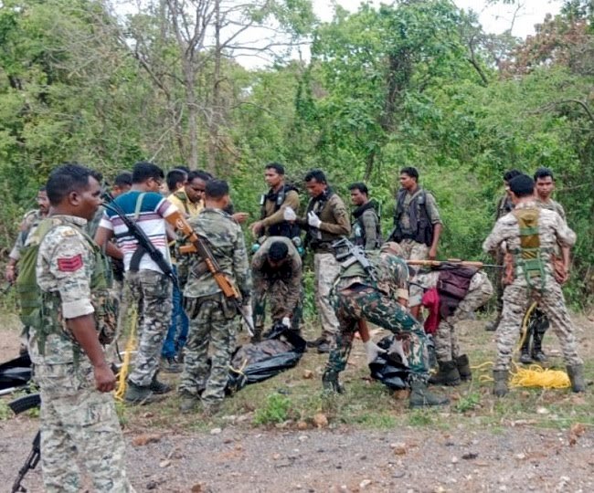 सुरक्षाबलों को रेस्क्यू करने जा रहे जवानों की गाड़ी पर नक्सली हमला, दस पुलिसकर्मी शहीद......