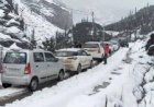 बर्फबारी में फंसे 250 मजदूर , अटल टनल से वाहनों की आवाजाही बंद.....