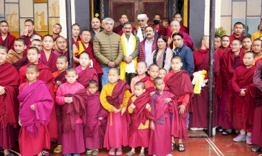 मुख्यमंत्री ने बौद्ध मठ में शीश नवाया.....