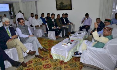 केंद्र व प्रदेश सरकार की योजनाओं को और समर्पण से करें लागूः शुक्ल....... राज्यपाल ने जिला प्रशासन और उद्योग संघ के साथ की समीक्षा बैठक.....