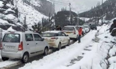 बर्फबारी में फंसे 250 मजदूर , अटल टनल से वाहनों की आवाजाही बंद.....