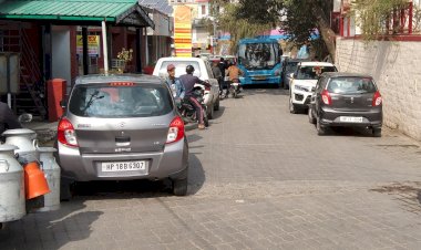 -राज्य सहकारी बैंक व गुन्नघाट के नजदीक खरीददारी करने वाले वाहनधारक बने पुलिस के परेशानी कर सबब.....मनमर्जी की अवैध पार्कि गं से जाम हो रहा आम....