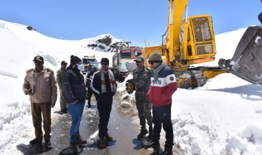 जिला प्रशासन  ने लिया बरालाचा  दर्रा (4850 मीटर )  सड़क  मार्ग का जायजा.......  एक सप्ताह के भीतर  हलके  वाहनों के लिए  खोला जाये गा बारालाचा दर्रा .....