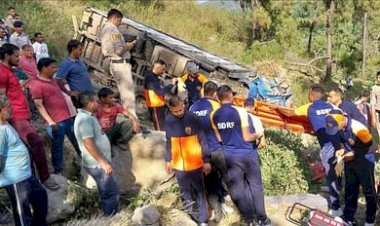 अनियंत्रित हो कर खाई में गिरा कैंटर , पांच की मौत ,,....